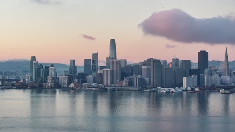 empuje aéreo en el horizonte de san francisco y la bahía al amanecer