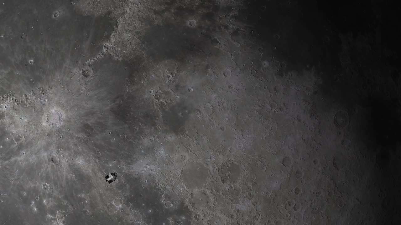 vista giratoria de la superficie lunar de la luna con cráteres de impacto muy detallados con una pequeña cápsula espacial de orión en órbita - animación 3d 4k prores