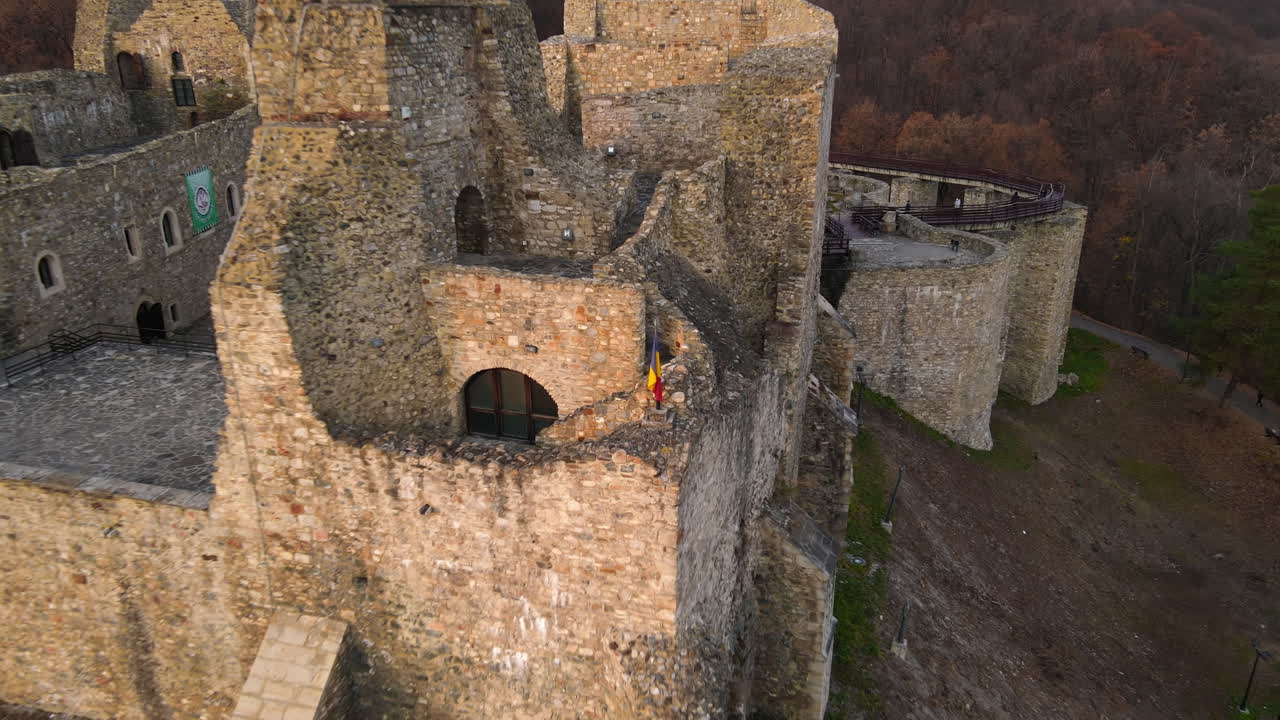 Vista aerea con drone della cittadella di Neamț a Târgu Neamț, Romania. Fortezza in cima a una collina, circondata da una lussureggiante foresta ingiallita.