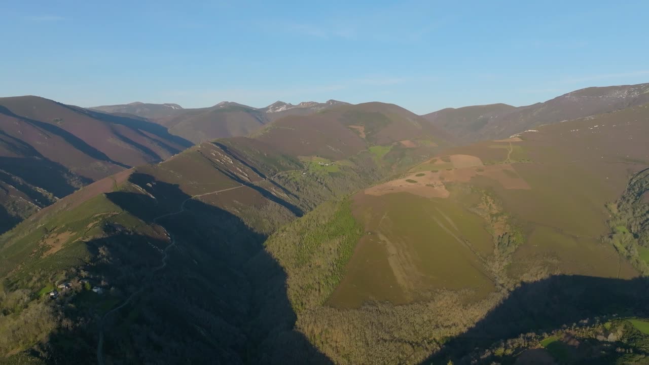 Paesaggio di catena montuosa nel Parco Ecologico di Os Ancares a Cervantes, Lugo, Spagna