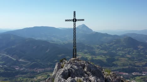 Luftdrohnenansicht-Eines-Großen-Eisernen-Kreuzes-Auf-Einem-Berg-Im-Baskenland