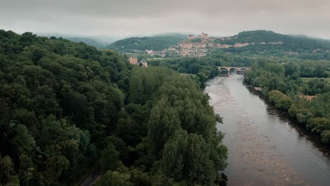 En-El-Río-Dordoña-Con-El-Castillo-De-Beynac-En-La-Distancia