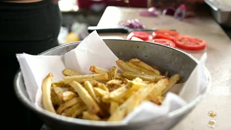 Cocinero-De-Cultivos-Sazonando-Papas-Fritas-En-La-Cocina