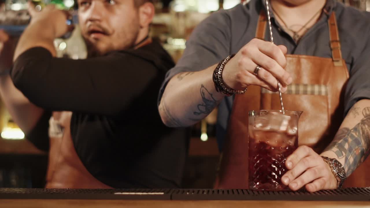 un camarero preparando un cóctel en un bar