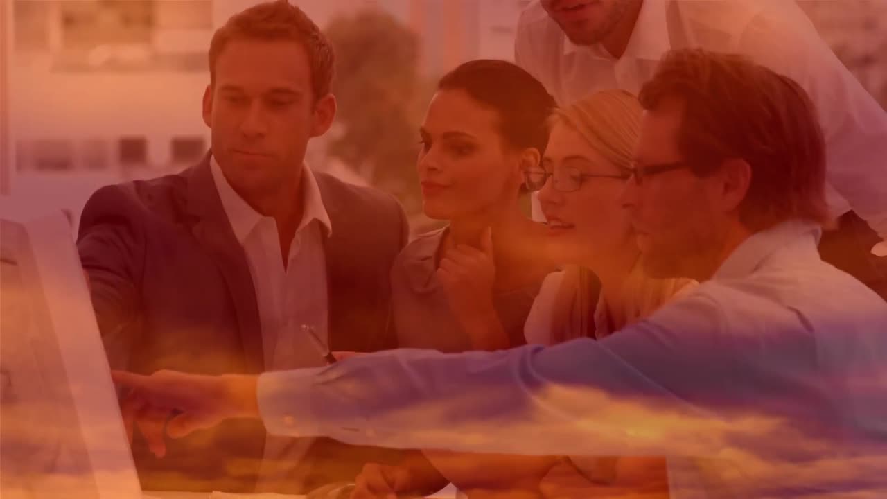 animación de un grupo de hombres de negocios y trabajando juntos en una oficina con nubes naranjas.