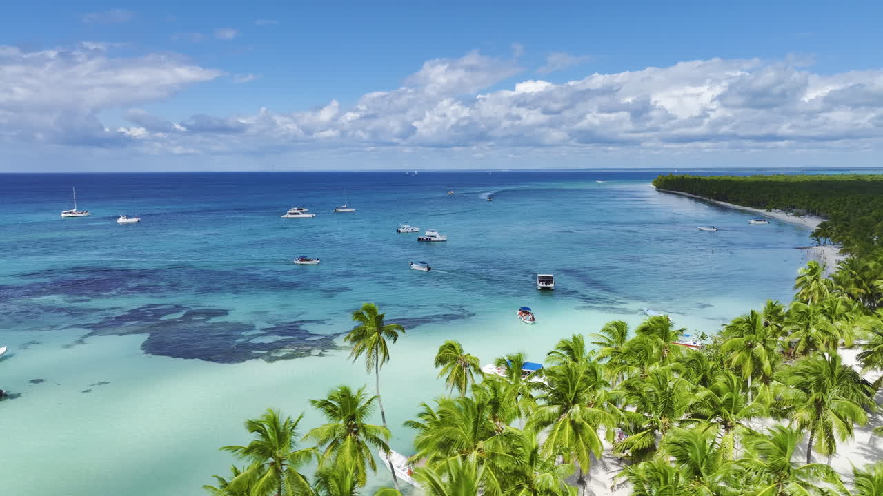Drone che sorvola il lungomare di Bavaro, situato su una delle coste dell'isola della Repubblica Dominicana nei Caraibi