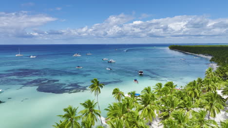 Drohne-Umrundet-Den-Strand-Von-Bavaro,-Einer-Der-Küstenlinien-Der-Insel-Der-Dominikanischen-Republik-In-Der-Karibik