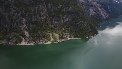 Schließen-Von-Drohnenaufnahmen-Des-Fjords-In-Westnorwegen