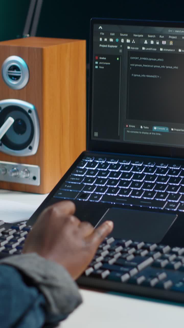 Video verticale di telelavoratore che usa un laptop per programmare software