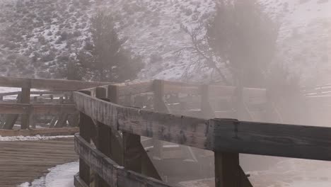 Eine-Montage-Von-Touristischen-Gehwegen-Im-Winter-In-Der-Nähe-Der-Heißen-Quellen-Im-Yellowstone-Nationalpark