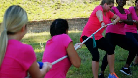 Gruppe-Von-Frauen,-Die-Während-Des-Hindernisparcours-Tauziehen-Spielen