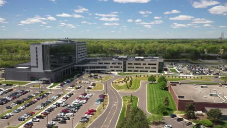 McClaren-Hospital-in-Lansing,-Michigan-with-drone-video-moving-up