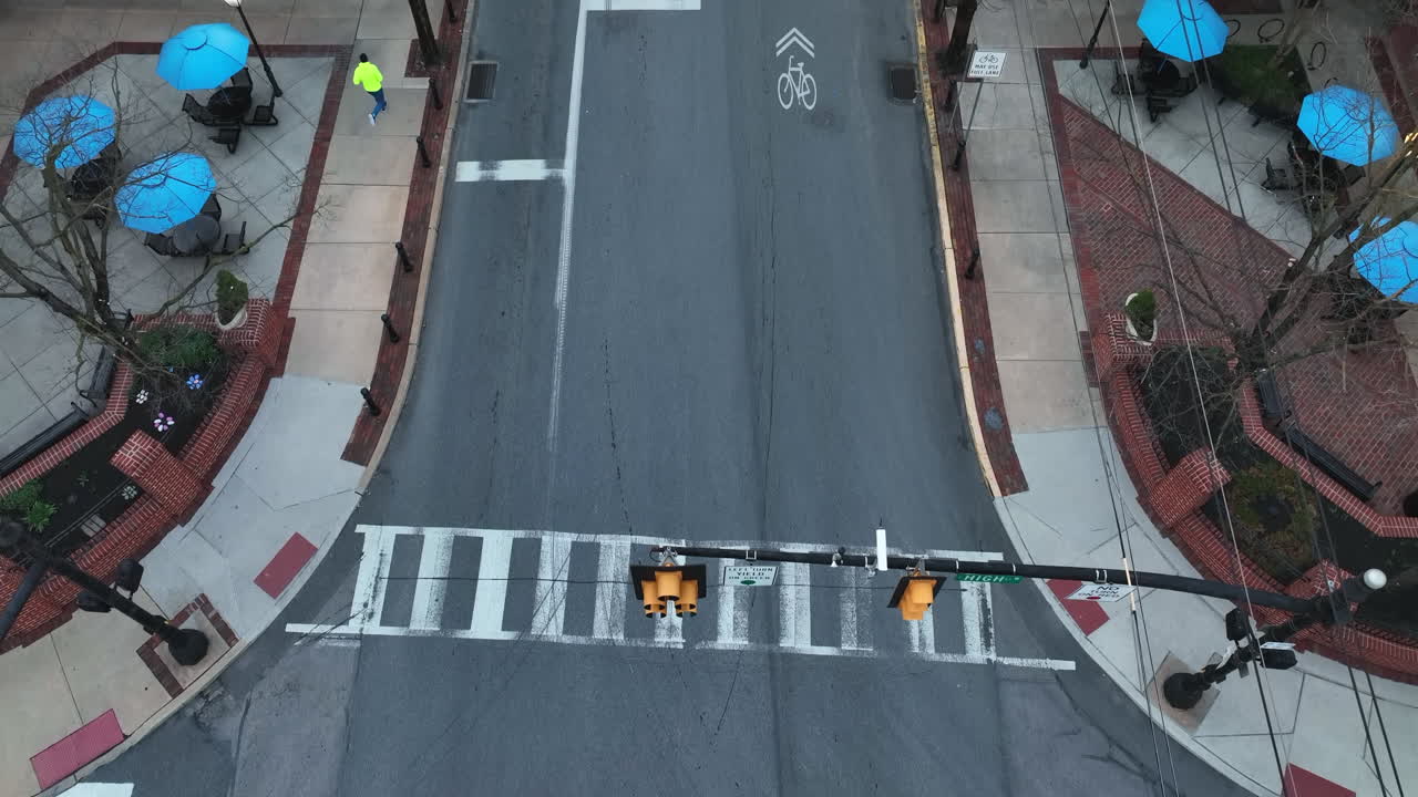 hombre trotando por la ciudad en top amarillo neón