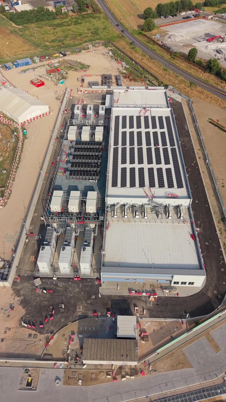 Vista aérea de un centro de datos a hiperescala en construcción en Siziano, Italia, con infraestructura digital moderna diseñada para computación en la nube, cargas de trabajo de IA y servicios de datos empresariales