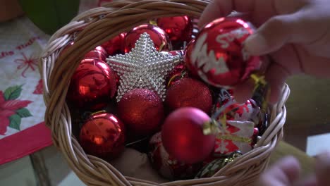 Las-Bolas-Rojas-Se-Usan-A-Menudo-En-Navidad-Para-Decorar-Casas