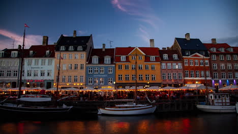 Nyhavn-Harbour-Timelapse,-Colorful-Europe-Buildings,-Boats-&-Tourist-Crowds