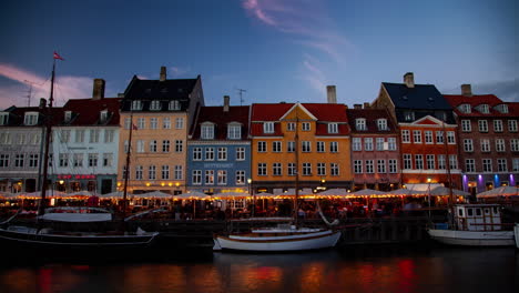 Timelapse-Del-Puerto-De-Nyhavn,-Coloridos-Edificios-De-Europa,-Barcos