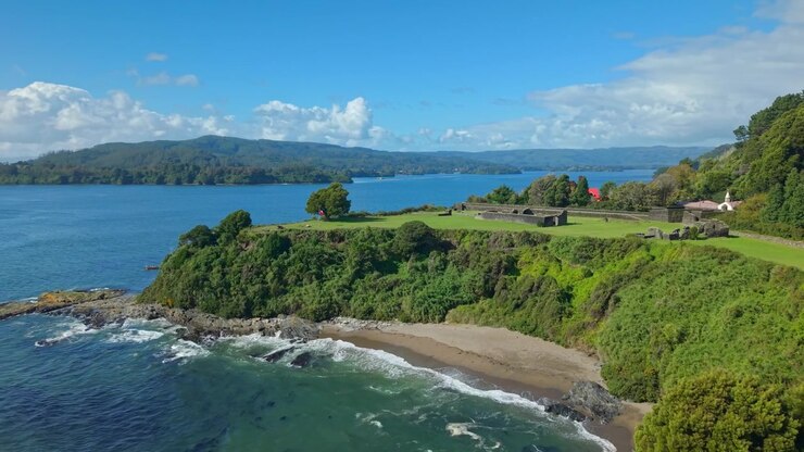 Una spiaggia appartata sull'isola di Mancera, sul fiume Valdivia; una veduta aerea di un ambiente naturale e acque incontaminate.