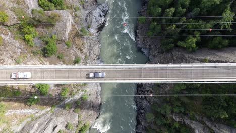 Vista-Vertical-De-Arriba-Hacia-Abajo-Del-Puente-Del-Cañón-Hagwilget-En-El-Norte-De-Columbia-Británica-En-Un-Día-Soleado