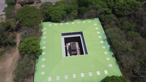 órbitas aéreas por encima de la réplica del templo de rosalila en las ruinas mayas de copan
