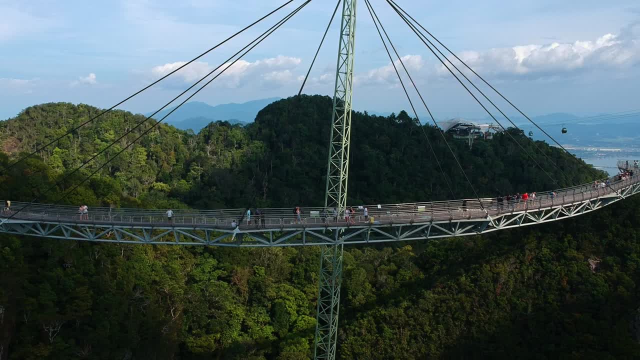 drone volando hacia el puente del cielo de langkawi con teleféricos en el fondo en la isla de langkawi en malasia