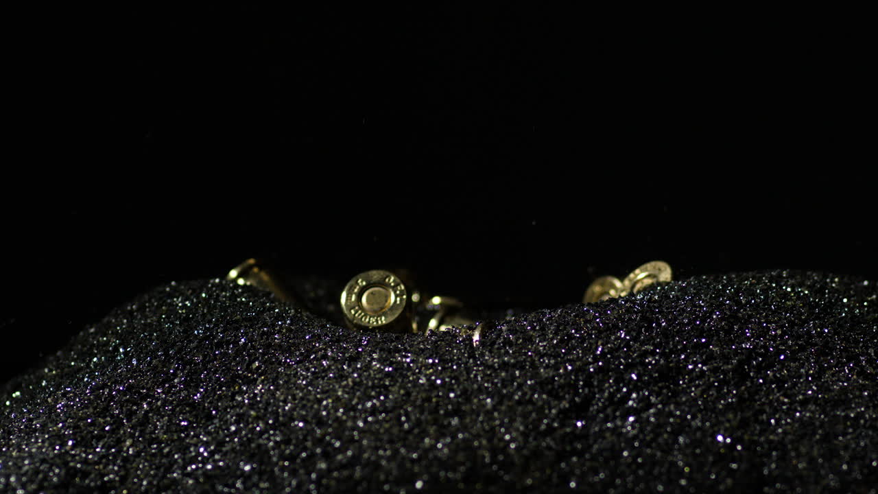 총알이 화약 어리 위에 떨어지는 느린 동작 9mm와 300aac 블랙아웃