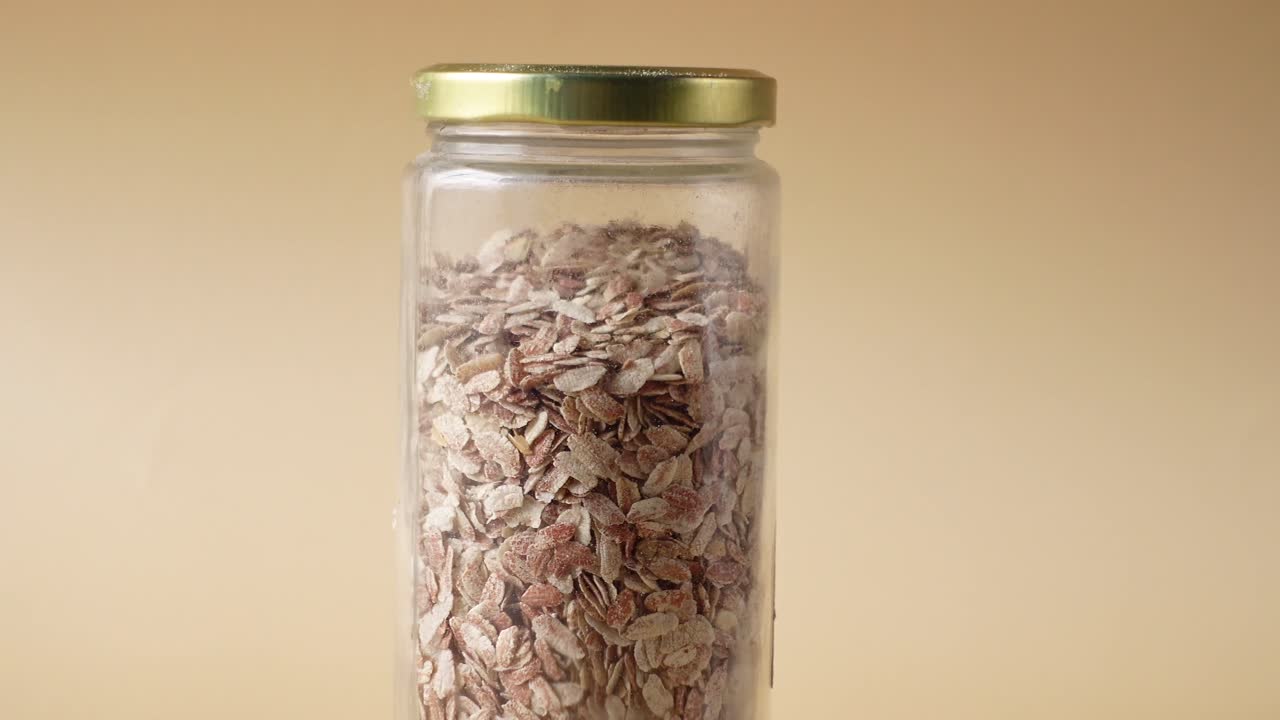 건조 된 곡물 이 있는 유리 항아리