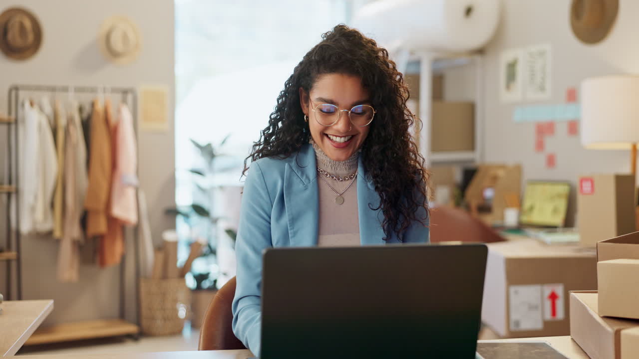 Pensiero, designer o donna con laptop per piccola attività