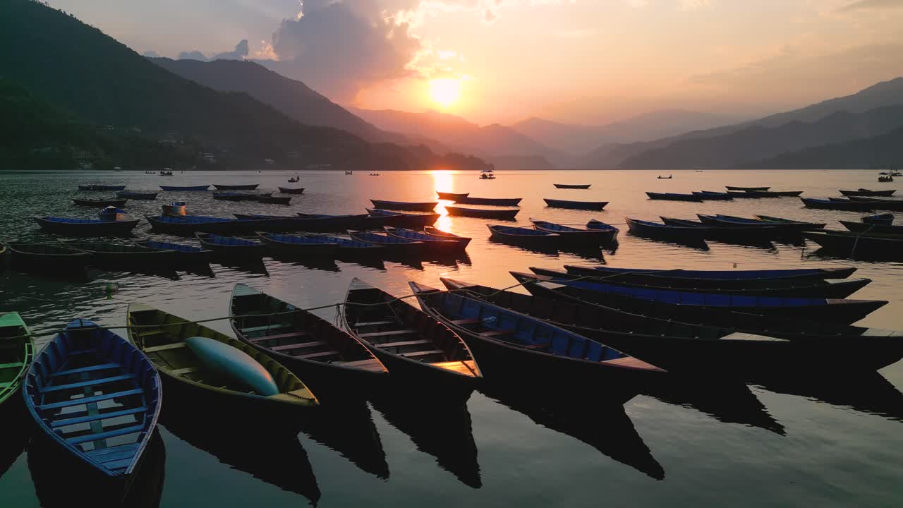 símbolo de bote de remos de la orilla del lago phowa en la ciudad de pokhara a la hora de la puesta del sol, nepal