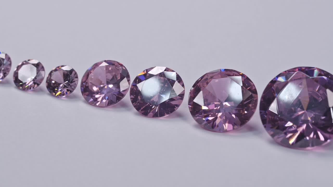 꽃 위에 줄지어 있는 아메티스트 다이아몬드