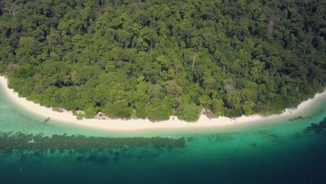 Vista-Aérea-De-Una-Isla-Exuberante-Con-Playa-De-Arena-En-Tailandia---Pedestal-De-Cámara-Abajo-Y-Seguimiento