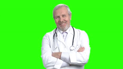 médico anciano con estetoscopio, pantalla verde.
