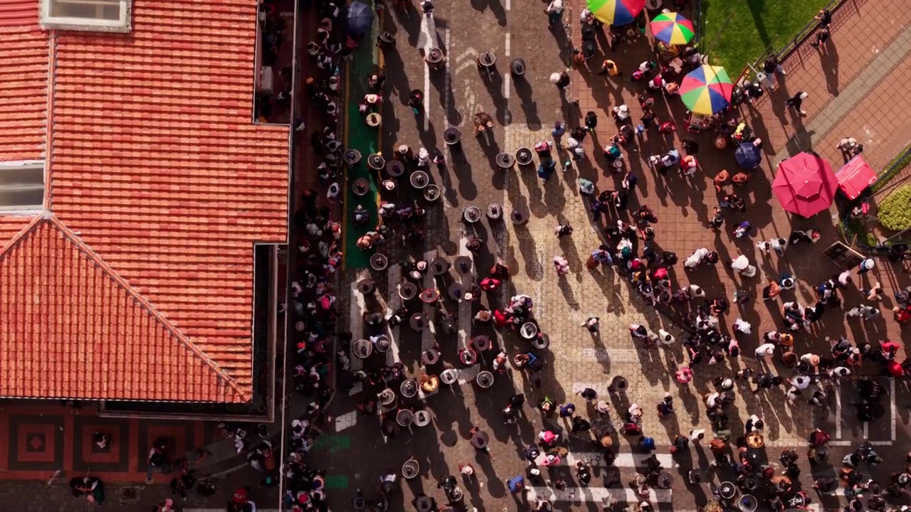 Luftfoto ovenfra av en massiv urfolksmengde som danser under Inti Raymi-festivalen i Cotacachi