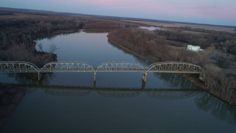 vista aérea del nuevo puente de armonía que conecta el condado de white, illinois y la ciudad de nueva armonía, indiana