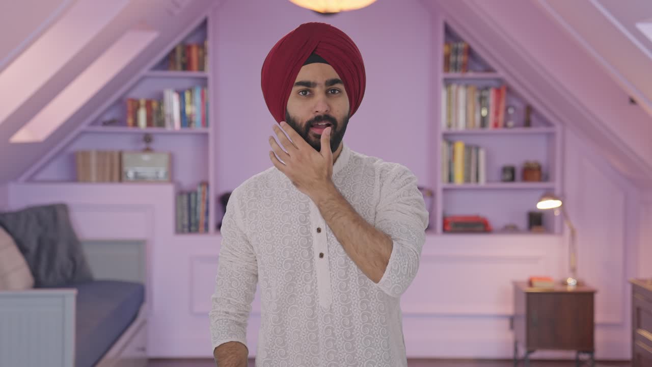 Uomo indiano Sikh felice che si prepara per uscire