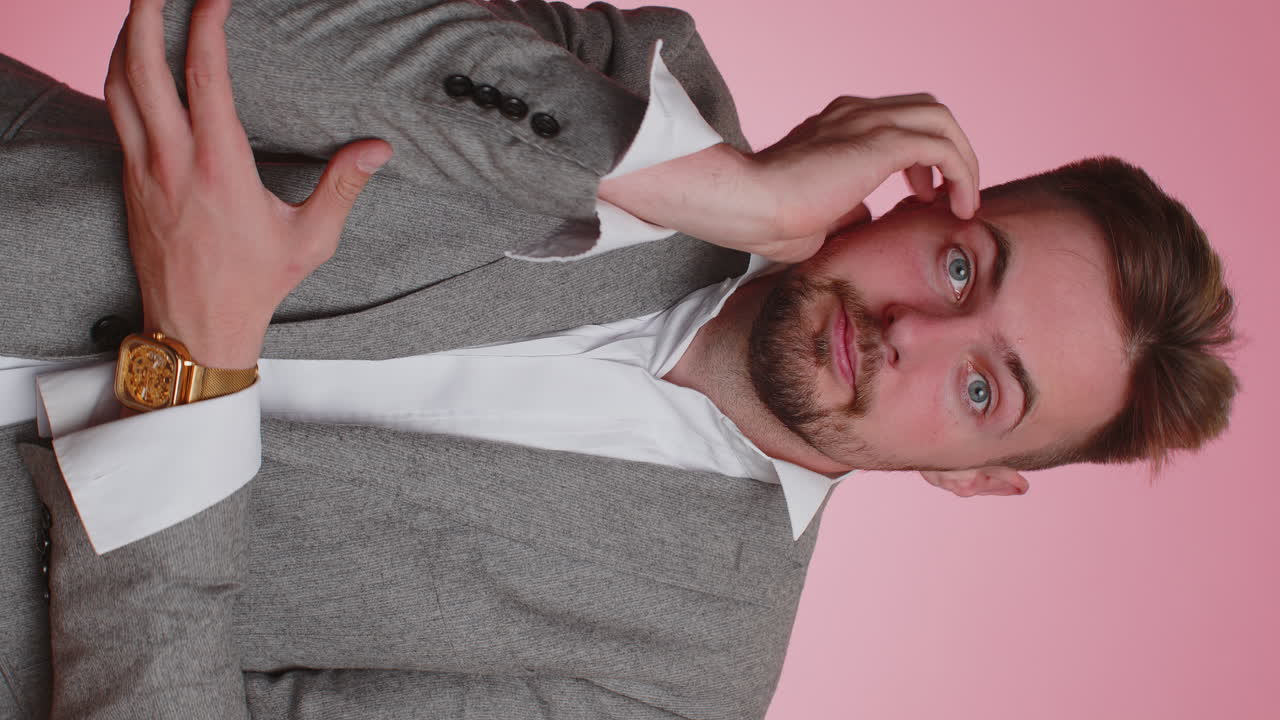 남자는 분노한 표정으로 손을 들어 왜 실패한 이유를 묻고 불신을 보여줍니다.