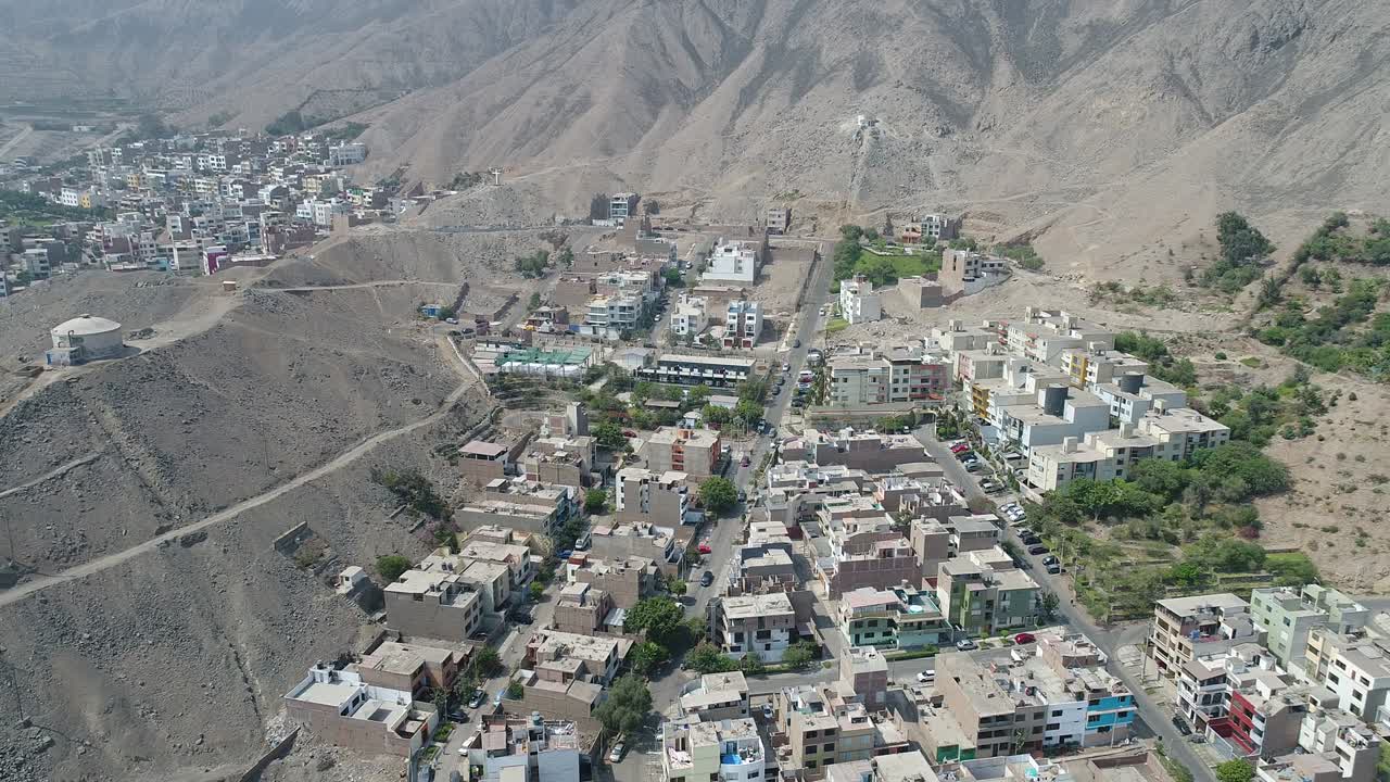 video aéreo hecho con avión no tripulado de un lugar de elecciones para la presidencia y el congreso en perú