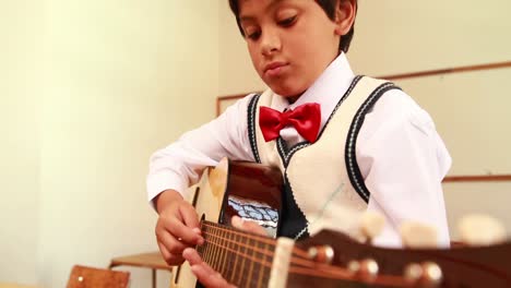 Lindo-Alumno-Tocando-La-Guitarra-En-El-Aula