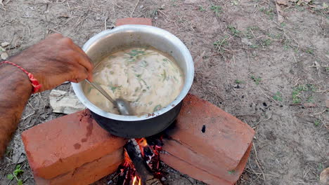 Ein-Mann-Rührt-Chai-über-Einer-Offenen-Flamme-In-Indien