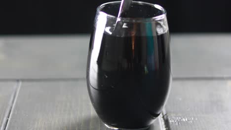 mezclar tinte azul en un vaso de agua de caña