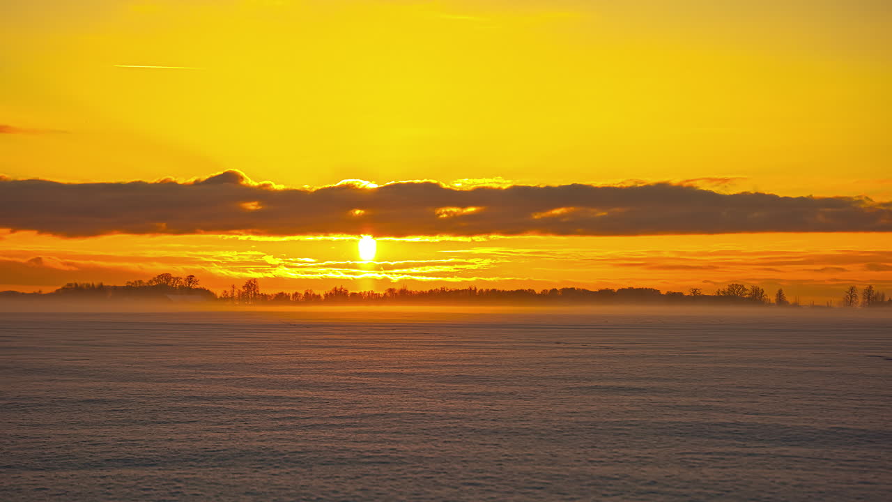 카빈, 오렌지색 일출, 그리고 멀리 소나무와 함께 활기찬 아침 하늘과 함께 눈으로  ⁇ 인 시골 풍경의 타임  ⁇ 스
