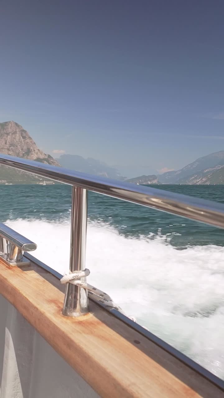 Aussicht von einer Schnellfähre, die einen See mit Berglandschaft überquert.