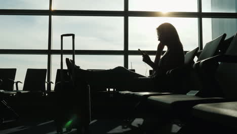 Mujer-Exitosa-Relajante-En-El-Aeropuerto