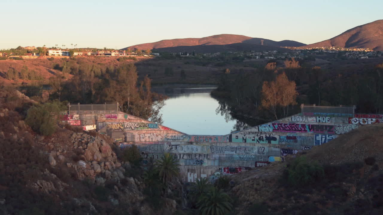 Otay Lakes Reservoir Dam in Chula Vista, Californië, drone die opstijgt
