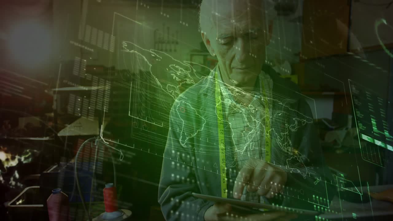 Hombre mayor levantando una tablet y deslizando gráficos holográficos en un taller de costura para análisis de prendas