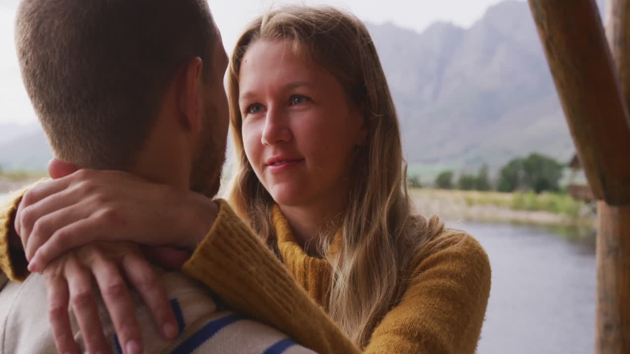 pareja caucásica pasando tiempo en casa juntos, abrazándose, mirándose el uno al otro