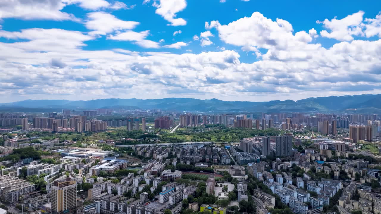 비즈니스 다운타운, 현대 도시 풍경, 고층 마천루, 현대 건축, 오피스 빌딩, 물, 고급 부동산, 강 근처, 집들 사이에 많은 나무, 호수, 산 근처의 푸른 물.