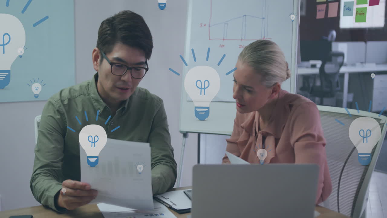 animación de iconos de bombillas digitales sobre diversas personas de negocios en la oficina