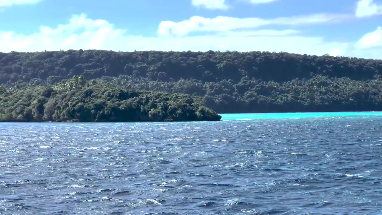 Ilhas remotas verdejantes e exuberantes sobre a água em Vavau, Tonga. Oceano Pacífico, velejando.