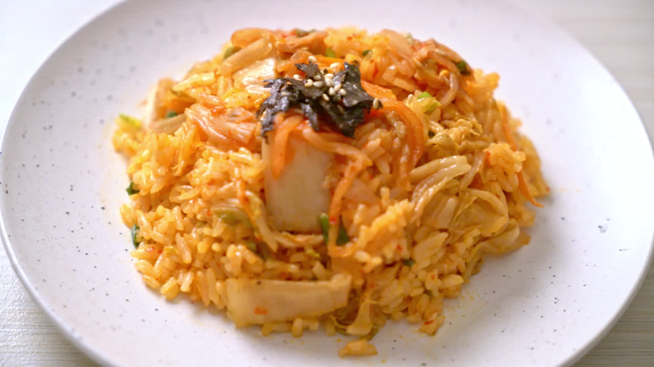 arroz frito kimchi con algas y sésamo blanco - estilo de comida coreana